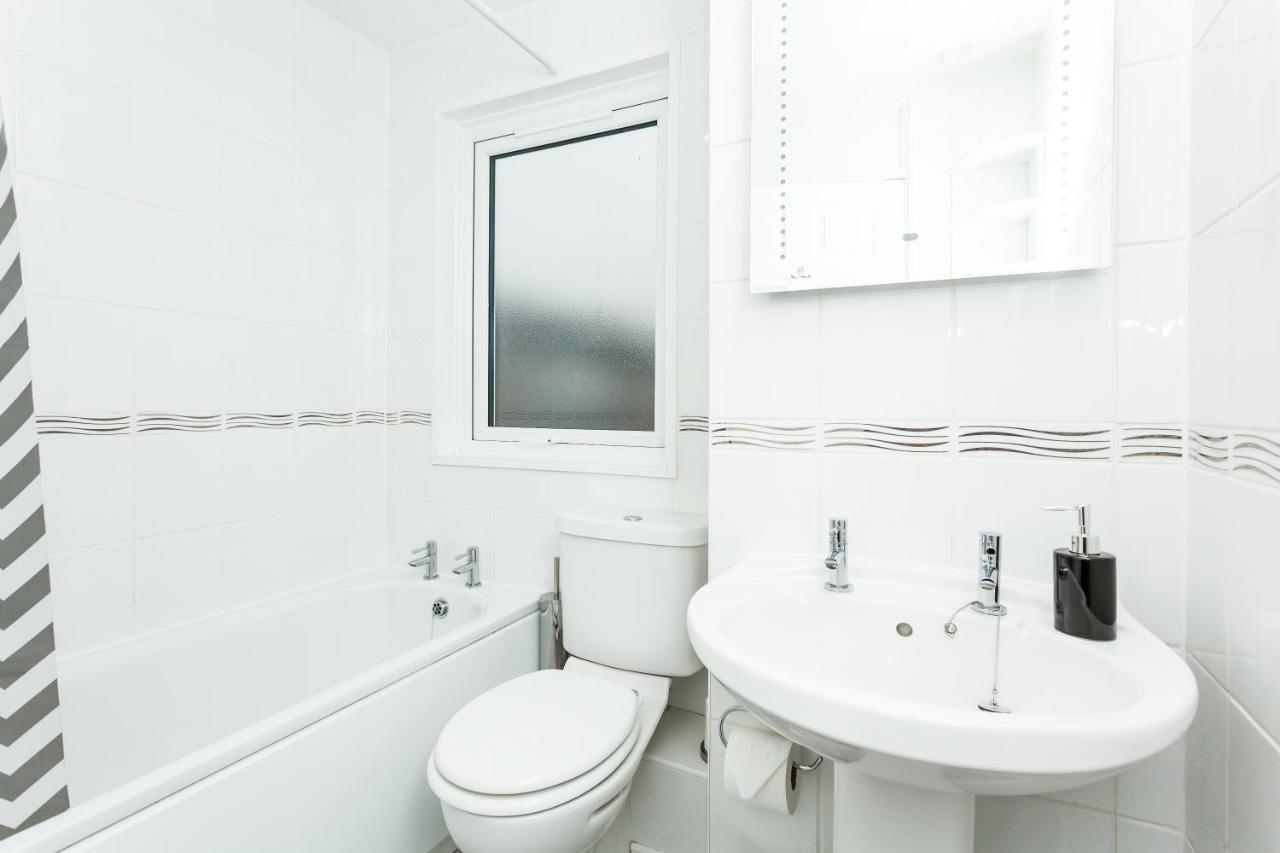 Gatwick Place - 4 Bed 2 Bath Self Contained House With Private Garden Horley Exteriér fotografie
