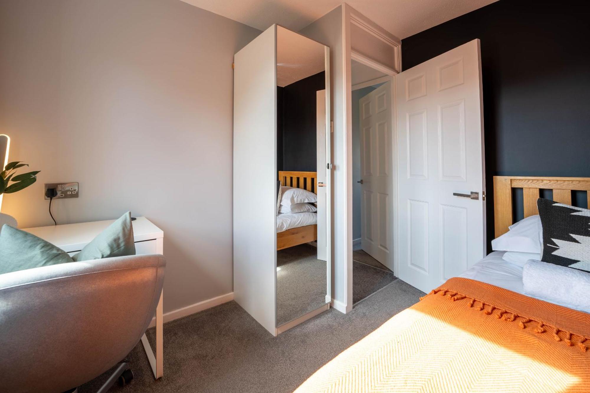 Gatwick Place - 4 Bed 2 Bath Self Contained House With Private Garden Horley Exteriér fotografie
