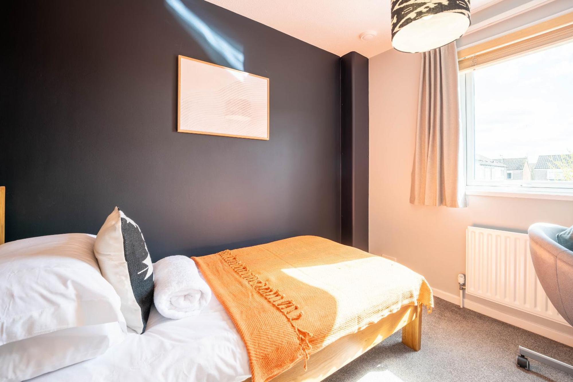 Gatwick Place - 4 Bed 2 Bath Self Contained House With Private Garden Horley Exteriér fotografie