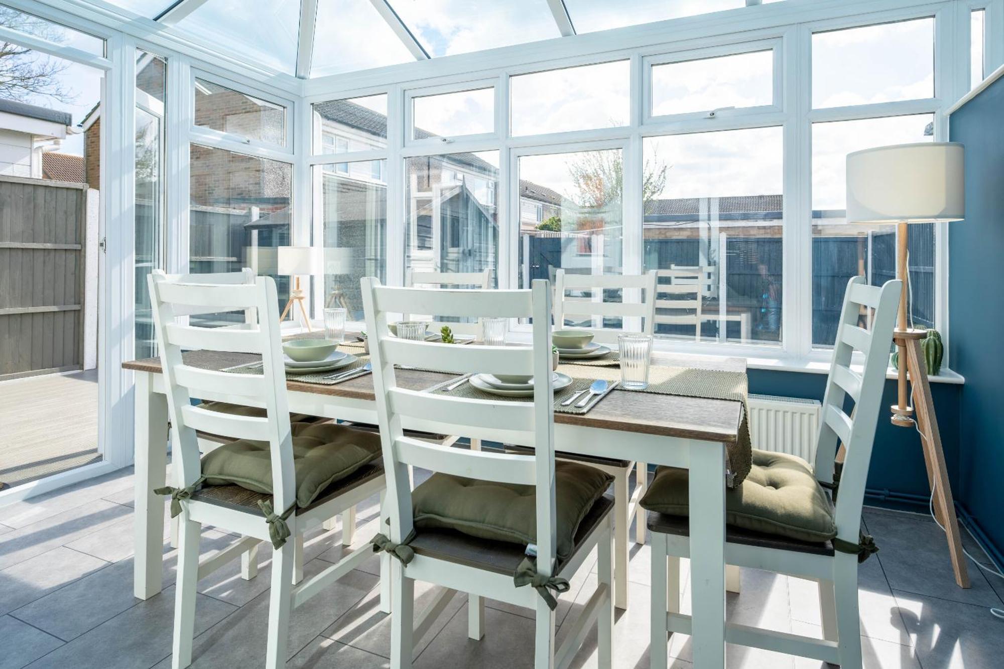 Gatwick Place - 4 Bed 2 Bath Self Contained House With Private Garden Horley Exteriér fotografie