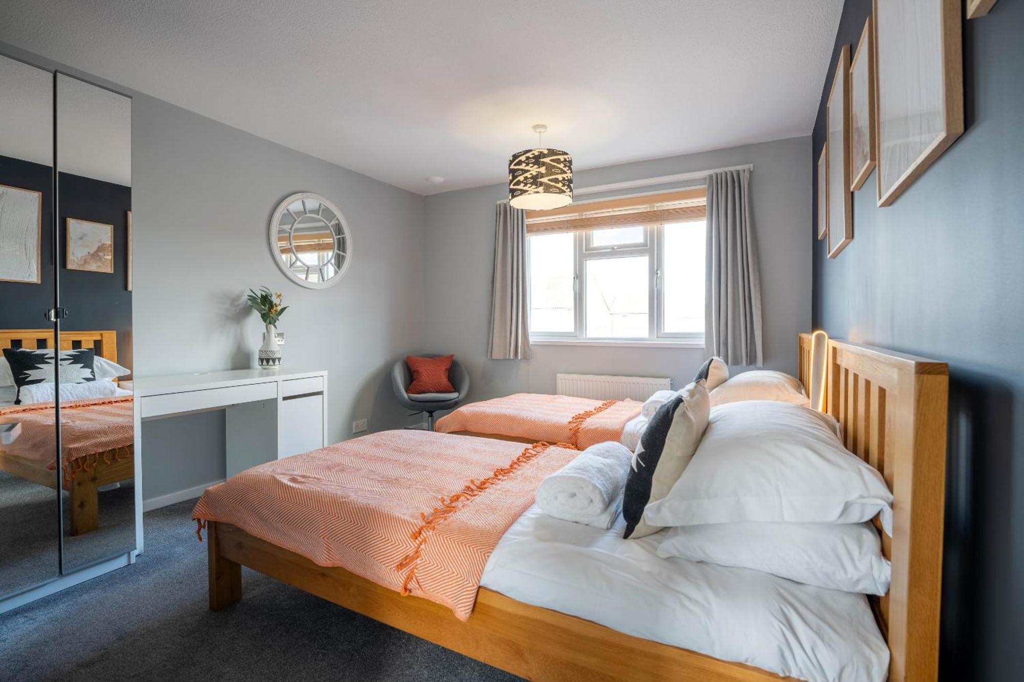 Gatwick Place - 4 Bed 2 Bath Self Contained House With Private Garden Horley Exteriér fotografie
